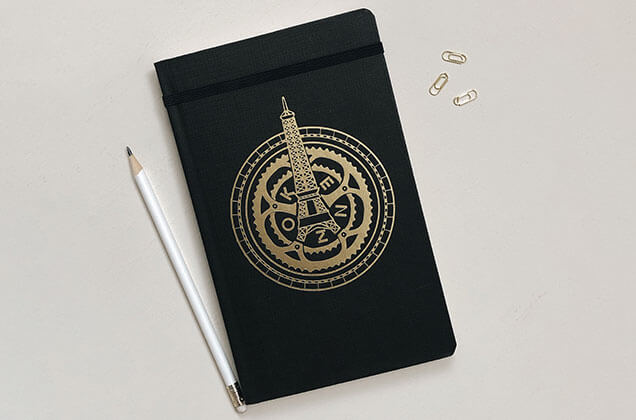 Embossage artisanal du logo sur couverture rigide noire