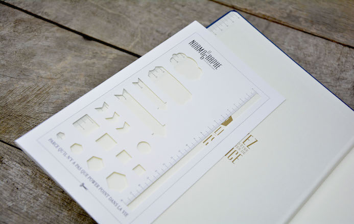 le papier fait de la resistance cahier